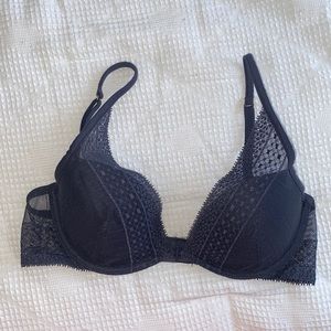 NWOT Victoria’s Secret Lightly Lined Lace Plunge Bra